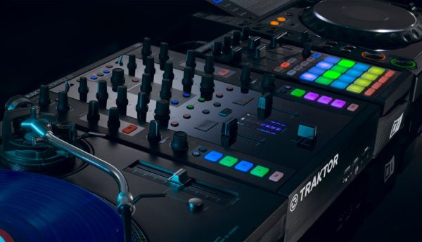 img ce gallery traktor kontrol z2 overview 01 image gallery 01 77fe86831be7c6494319b3d3b073f7fb d