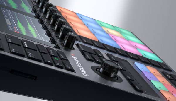 img ce gallery maschine plus product page 03 image gallery 01 57ebc0f443542f2948664802a209ca24 d@2x