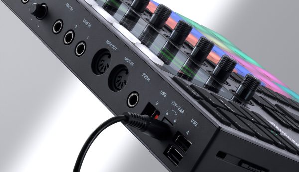 img ce gallery maschine plus product page 03 image gallery 05 c3867a5a17cd61fbce1116d2618bc6f0 d@2x