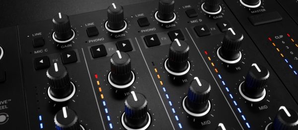 img ce gallery traktor kontrol s4 mk3 overview 04 image gallery 19 d749bcceef47bc9bad58615242d3f985 d@2x