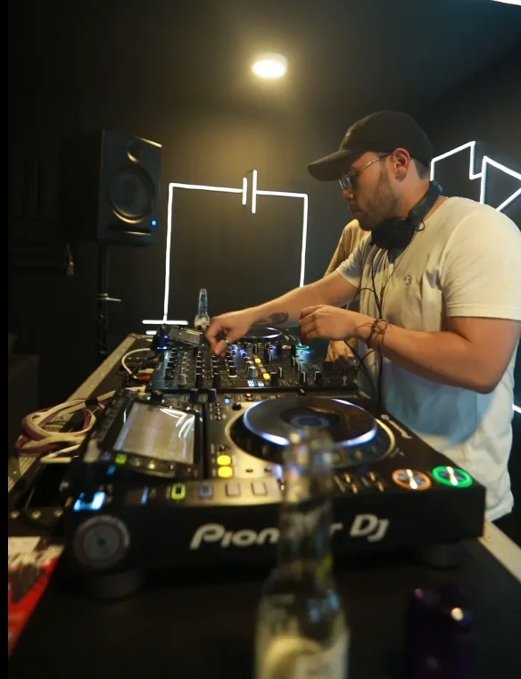 Cabina DJ con luces LED y ambiente profesional